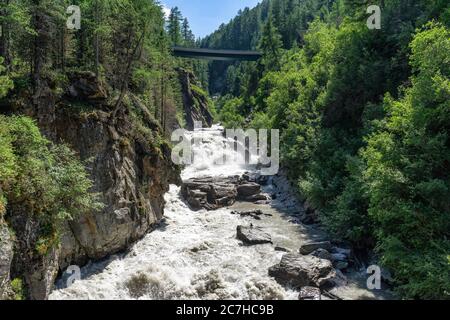 Europa, Österreich, Tirol, Ötztal Alpen, Ötztal, Blick auf die wilde Ötztaler Ache in einer engen Schlucht im Wald Stockfoto