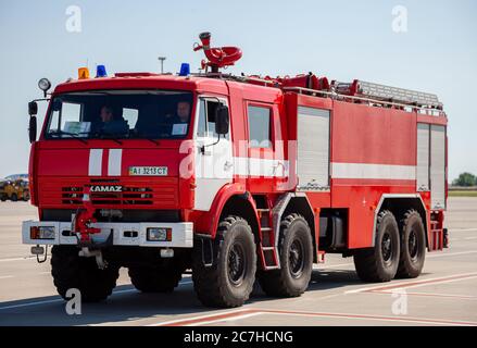 Kiew, Ukraine - 27. Juni 2020: Roter Feuerwehrwagen KAMAZ auf dem internationalen Flughafen Boryspil. Neuwagen. Stockfoto