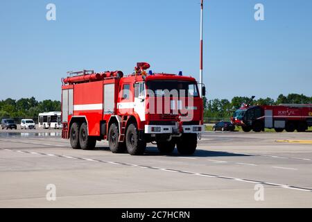 Kiew, Ukraine - 27. Juni 2020: Roter Feuerwehrwagen KAMAZ auf dem internationalen Flughafen Boryspil. Neuwagen. Stockfoto