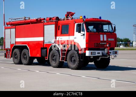 Kiew, Ukraine - 27. Juni 2020: Roter Feuerwehrwagen KAMAZ auf dem internationalen Flughafen Boryspil. Neuwagen. Stockfoto