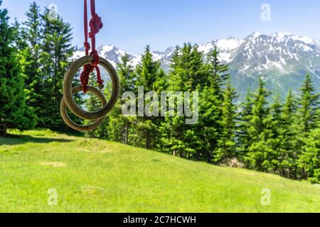 Europa, Österreich, Tirol, Ötztal Alpen, Ötztal, Gymnastikringe hängen vor einer Bergkulisse Stockfoto