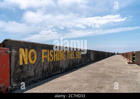 16. Juni 2020 - Brighton, Großbritannien. Warnschild Nein Angeln Diese Seite an der Wand in Brighton Marina gemalt. Stockfoto