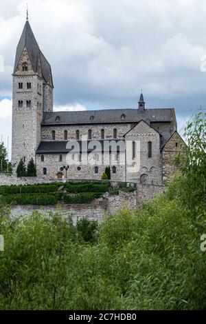 Kirche des Heiligen Lubentius in Dietkirchen, Teil der Stadt Limburg an der Lahn, Hessen, Deutschland. Das Hotel liegt auf einem Felsvorsprung über der Lahn. Stockfoto