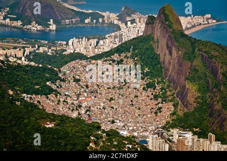 Rocinha Slum auf dem Berg in Rio de Janeiro und die Stadt dahinter Stockfoto