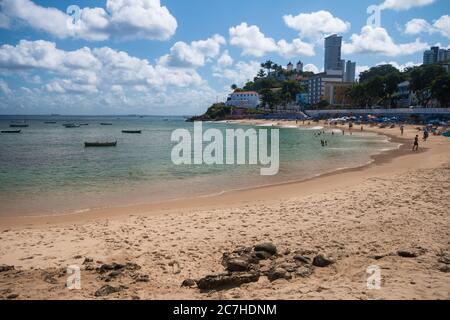 Landschaft von Porto da Barra Strand. Berühmter Strand in der Stadt Salvador Bahia Brasilien Stockfoto