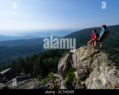 Wandern auf dem Zährersteig, großer Kandelfelsen, Kapuzinenturm Kandel Stockfoto