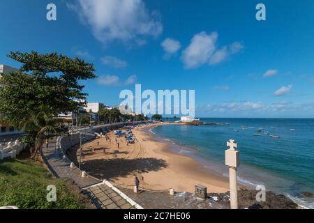 Landschaft von Porto da Barra Strand. Berühmter Strand in der Stadt Salvador Bahia Brasilien Stockfoto