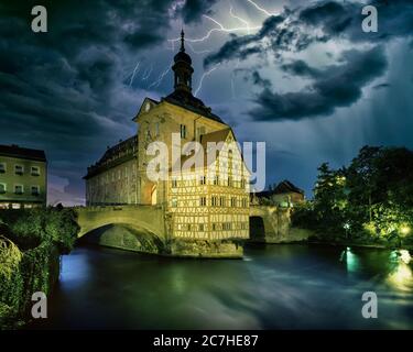 DE - BAVARIA: Gewitter über dem Alten Rathaus und der Regnitz in Bamberg Stockfoto