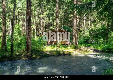 Europa, Österreich, Tirol, Ötztal Alpen, Ötztal, kleine Holzhütte im Bergwald zwischen Tumpen und Habichen im Ötztal Stockfoto