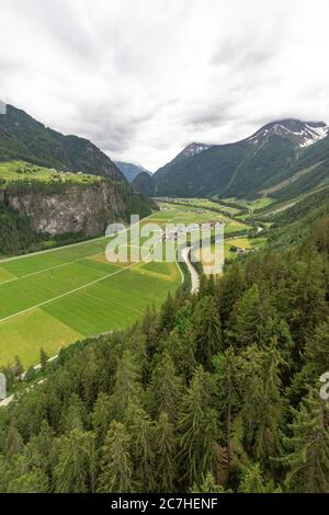 Europa, Österreich, Tirol, Ötztal Alpen, Ötztal, Blick von der Teufelskanzel über den Ötztal und auf die Siedlung Burgstein auf dem Hochplateau Stockfoto