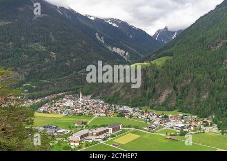 Europa, Österreich, Tirol, Ötztal Alpen, Ötztal, Blick von der Teufelskanzel auf das Dorf Längenfeld im Ötztal Stockfoto