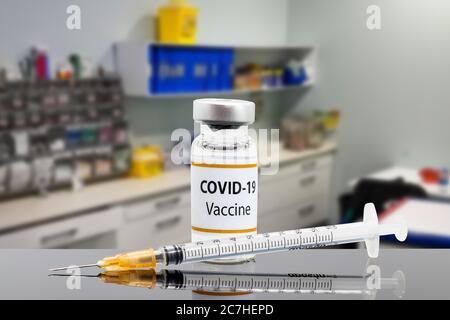 Impfstoff und Spritze zur Injektion. Zur Prävention, Immunisierung und Behandlung von Coronavirus-Infektion (neue Coronavirus-Krankheit SARS-CoV-2, COV Stockfoto
