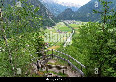 Europa, Österreich, Tirol, Ötztal Alpen, Ötztal, Aussichtspunkt Bärenfalle mit Blick auf den Ötztal und Huben Stockfoto