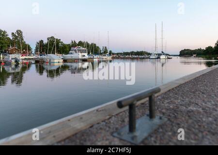 Freizeitboote dockten im kleinen Hafen Haukilahti an. Der lokale Yachtclub organisiert freiwillige Sicherheitspatrouillen, um die Sicherheit der Boote zu gewährleisten. Stockfoto