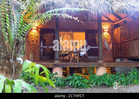 Amerika, Karibik, Großantillen, Dominikanische Republik, Cabarete, Frau auf der Terrasse ihres Bungalows im Natura Cabana Boutique Hotel & Spa Stockfoto