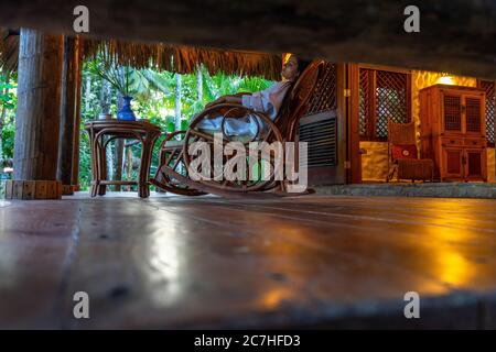 Amerika, Karibik, Großantillen, Dominikanische Republik, Cabarete, Frau auf der Terrasse ihres Bungalows im Natura Cabana Boutique Hotel & Spa Stockfoto