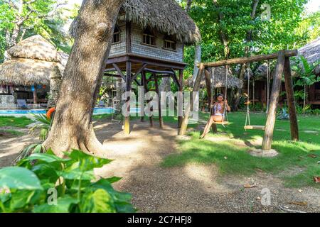 Amerika, Karibik, Großantillen, Dominikanische Republik, Cabarete, Frau auf einer Schaukel im Natura Cabana Boutique Hotel & Spa Stockfoto