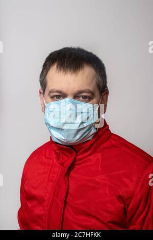 Notfallmedizin Arzt in medizinischer Maske in roter medizinischer Uniform. Stockfoto