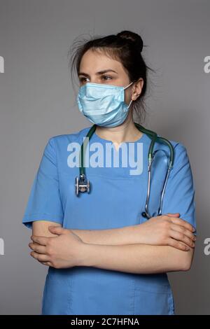 Arzt in einer medizinischen Maske und einem Phonendoskop. Stockfoto