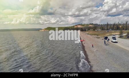 Hügel vor dem Yellowstone Lake, Wyoming, USA. Luftaufnahme Stockfoto