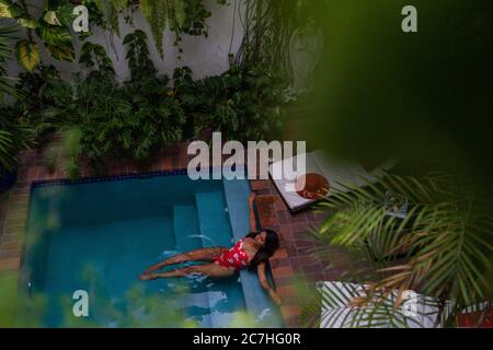 Amerika, Karibik, Großantillen, Dominikanische Republik, Santo Domingo, Zona Colonial, Hotel Colonial 154 H Boutique, Frau im Pool liegend Stockfoto