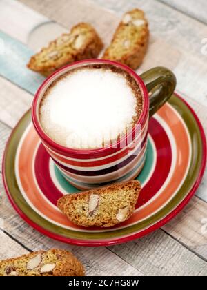 Cappuccino-Kaffee mit Mandelgebäck Cantuci. Stockfoto