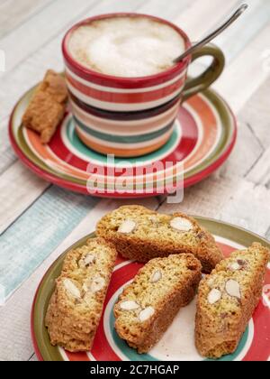 Cappuccino-Kaffee mit Mandelgebäck Cantuci. Stockfoto