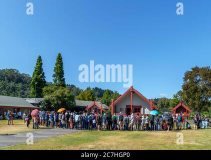 Besucher, die eine Ausstellung im Te Puia, Rotorua, Neuseeland, beobachten Stockfoto