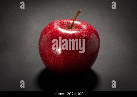 roter Apfel auf schwarzem Hintergrund Stockfoto