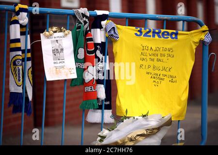 Jack Charlton tribute vor der Elland Road, als Huddersfield Town gegen West Bromwich Albion in einem Spiel gegen sich aufgeht, das ihre Beförderung zur Premier League besiegeln könnte. Stockfoto