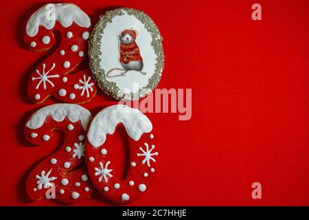 Frohe Weihnachten und ein glückliches neues Jahr 2020, Neujahr Urlaub Lebkuchen Cookies auf dem roten Hintergrund Stockfoto