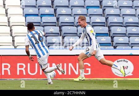 Emile Smith Rowe von Huddersfield Town feiert das zweite Tor seiner Spielesmannschaft während des Sky Bet Championship-Spiels im John Smith's Stadium, Huddersfield. Stockfoto