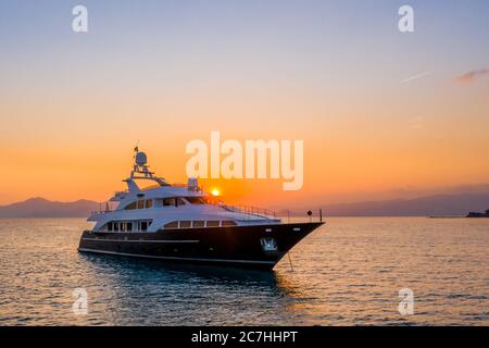 Schöne Aufnahme einer Yacht, die auf dem Meer segelt Sonnenuntergang Stockfoto