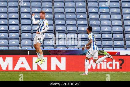 Emile Smith Rowe von Huddersfield Town feiert das zweite Tor seiner Spielesmannschaft während des Sky Bet Championship-Spiels im John Smith's Stadium, Huddersfield. Stockfoto