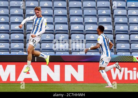 Emile Smith Rowe von Huddersfield Town feiert das zweite Tor seiner Spielesmannschaft während des Sky Bet Championship-Spiels im John Smith's Stadium, Huddersfield. Stockfoto