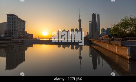 Abenddämmerung in Shanghai - Panorama mit Sonnenaufgang über dem Pudong. Stockfoto