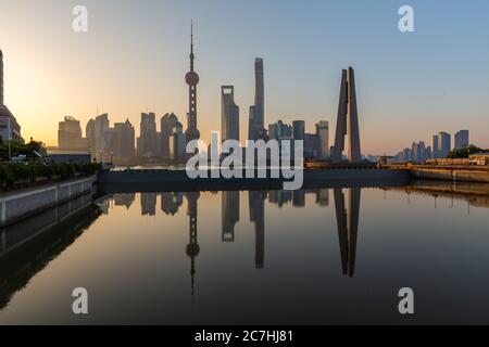 Shanghai Pudong Skyline in der Abenddämmerung - mit Wasserspiegelungen von Wolkenkratzern. Stockfoto