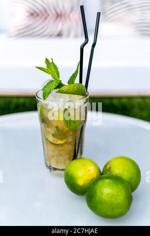 Nahaufnahme eines frisch zubereiteten Mojito-Cocktails auf einem Tisch mit Limettengarnitur Stockfoto