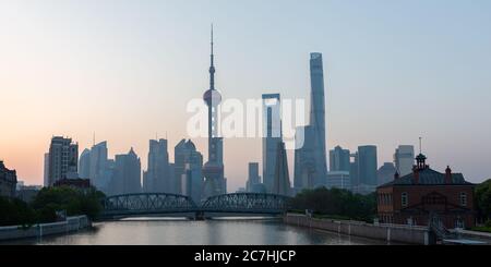 Panorama der Skyline von Shanghai Pudong mit Garden Bridge (Waibaidu Bridge) im Vordergrund. Stockfoto