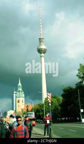 Eine Straßenansicht von Berlin, Deutschland, mit Marienkirche und Fernsehturm, Berlin im Hintergrund. Stockfoto