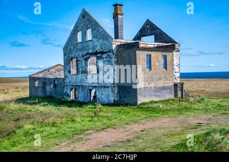 Verlassene Konstruktion in der Landschaft in der Nähe des Ozeans. Einsamkeit Konzept. Stockfoto