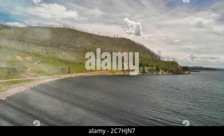 Hügel vor dem Yellowstone Lake, Wyoming, USA. Luftaufnahme Stockfoto