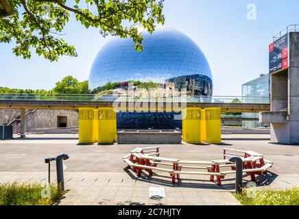 Gesamtansicht von La Geode, einer geodätischen Kuppel mit Spiegelbild im Parc de la Villette in Paris, Frankreich, die ein Panorama-Kino beherbergt. Stockfoto