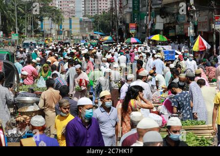 Dhaka, Bangladesch. Juli 2020. Menschen in Bangladesch drängen auf einen Ferienmarkt, ohne sich um physische Distanzierung zu kümmern, die für die Kontrolle der Ausbreitung des Coronavirus (COVID-19) entscheidend ist, in Dhaka, Bangladesch, 17. Juli 2020. Quelle: Suvra Kanti das/ZUMA Wire/Alamy Live News Stockfoto