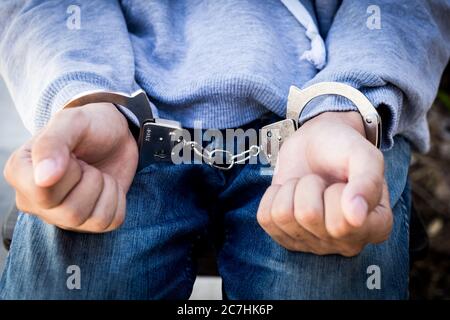Nahaufnahme der Hände von Gefangenen in Handschellen. Verhaftete Person in Handschellen. Stockfoto