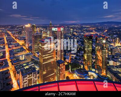 Main Tower, tiefe Aussicht, Straßen, Straße Canyon, Dämmerung, Neonlichter, Straßenbeleuchtung Stockfoto