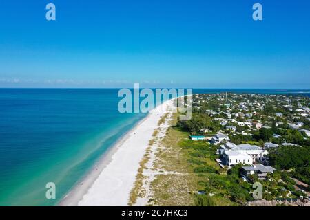 Ein Luftblick auf den wunderschönen White Sand Beach auf Anna Maria Island, Florida Stockfoto