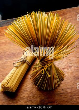 Hartweizen Spaghetti in drei Farben Stockfoto