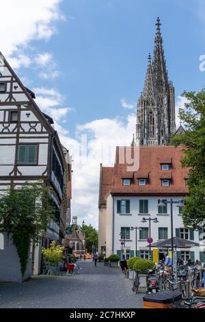Ulm, BW - 14. Juli 2020: Blick auf das Ulmer Münster und eine schmale Straße in der historischen Altstadt Stockfoto