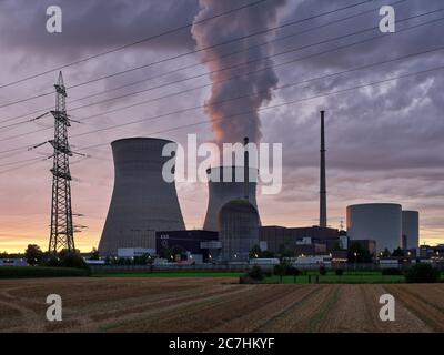 Kernkraftwerk, Kernkraftwerk, Kernspaltung, kochendes Wasser Reaktor, Kühlturm, Stromleitung, Hochspannungsleitung, Hochspannungs-Pylon, Feld, Dämmerung, Abendstimmung Stockfoto